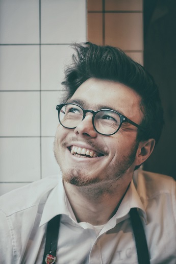 Image d'illustration homme sourire 1