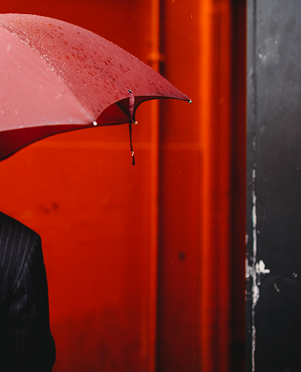 logo illustration parapluie rouge